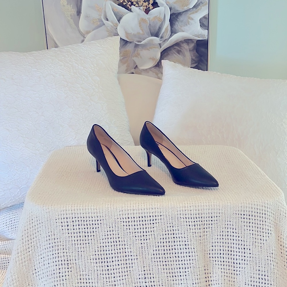Tahari Black Leather Pump 8.5